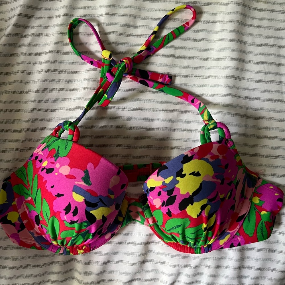 𝘼𝙚𝙧𝙞𝙚 𝙗𝙖𝙩𝙝𝙞𝙣𝙜 𝙨𝙪𝙞𝙩 𝙩𝙤𝙥